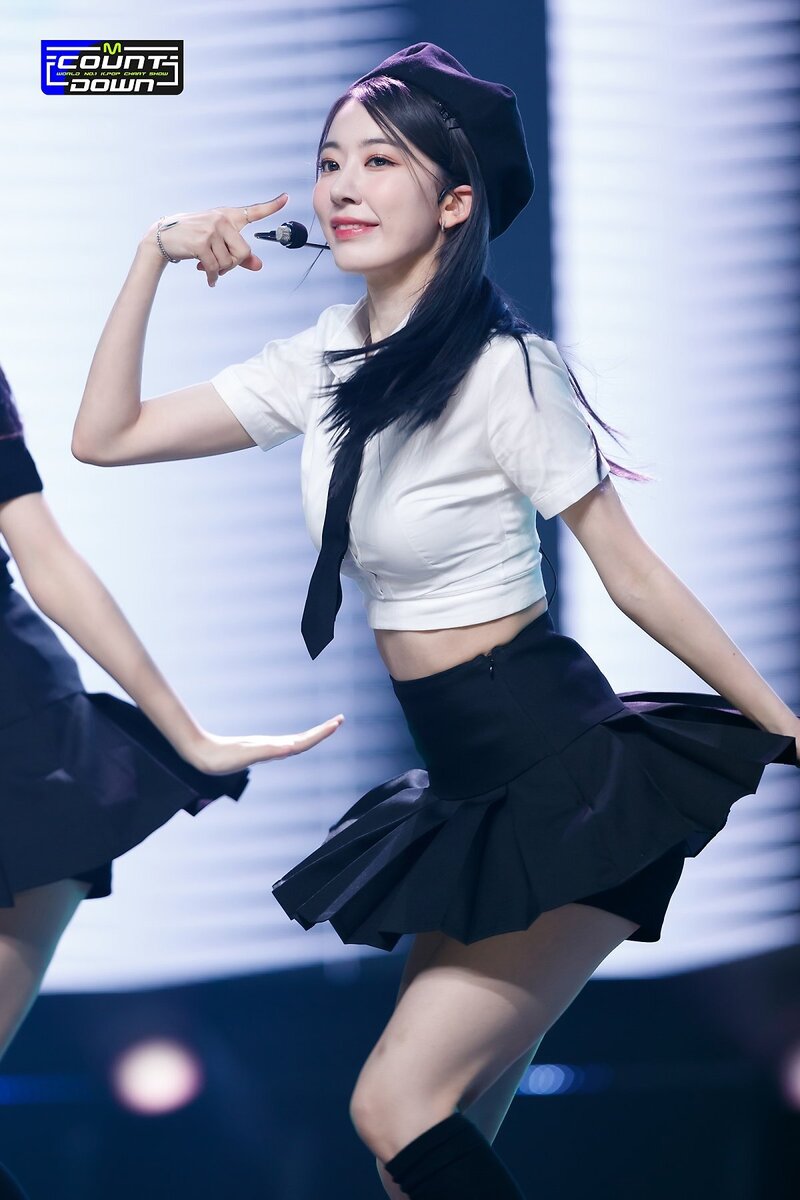 220505 LE SSERAFIM's Sakura - 'Fearless' and 'Bue Flame' at M Countdown documents 12