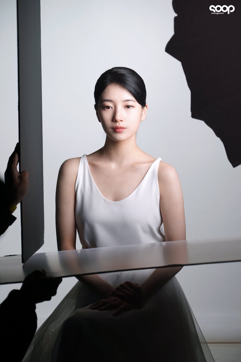220628 SOOP Naver - Bae Suzy - 'Anna' Behind documents 7
