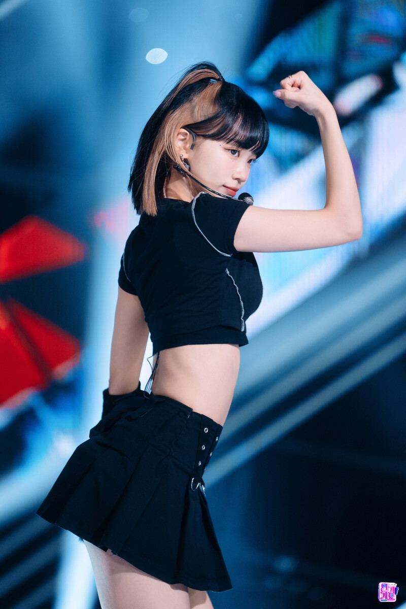 221106 LE SSERAFIM Chaewon - 'ANTIFRAGILE' at Inkigayo documents 12