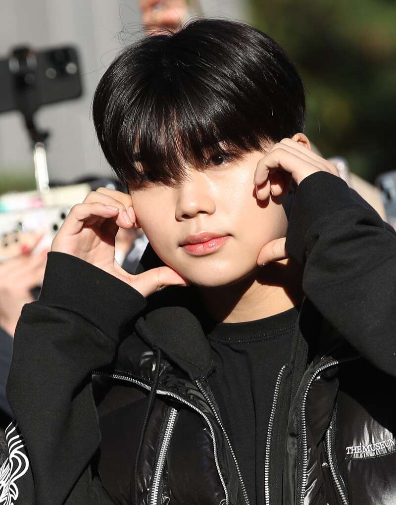 231110 ZEROBASEONE Gunwook - Music Bank Commute documents 1