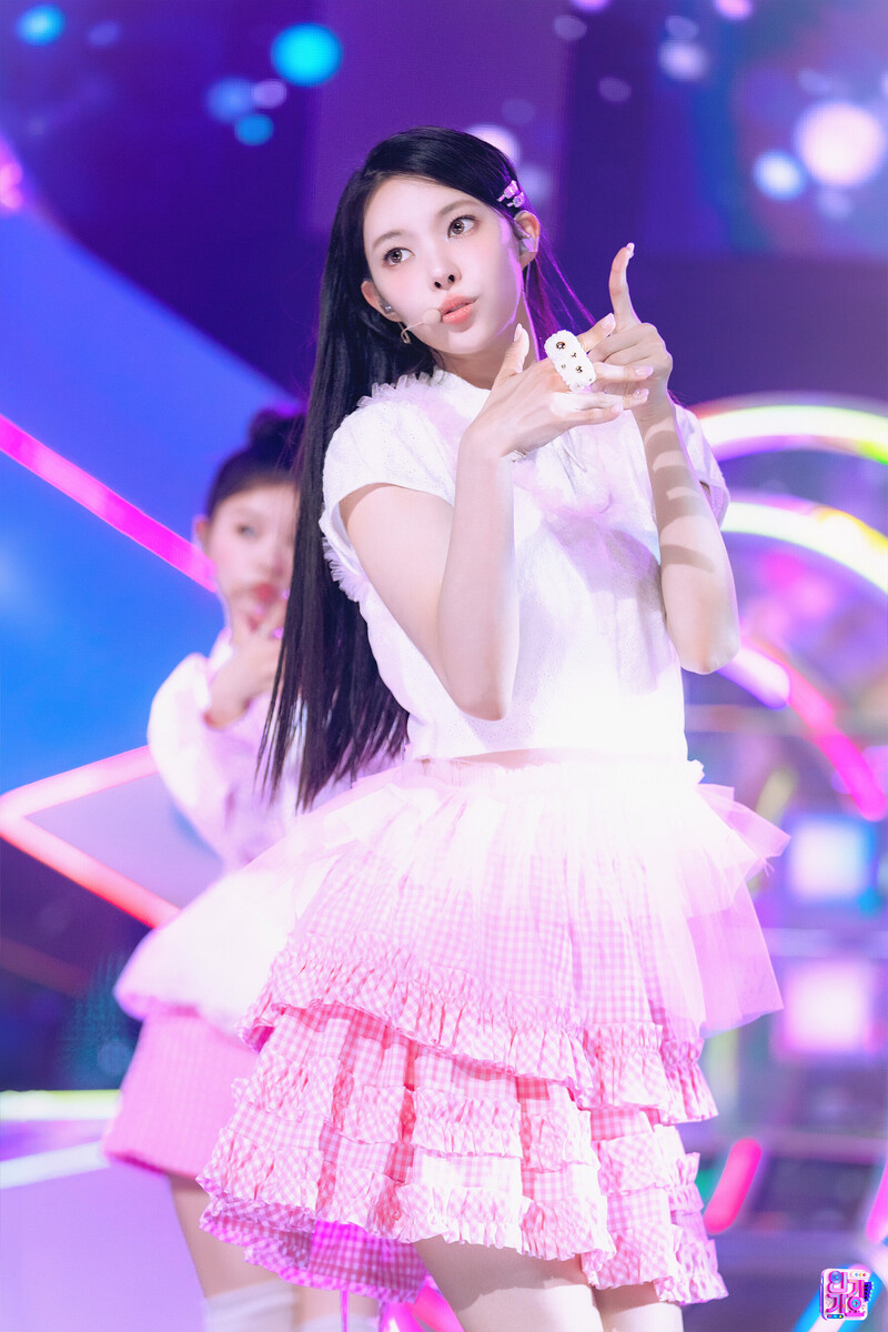 240331 ILLIT Yunah - ‘Magnetic’ at Inkigayo documents 3