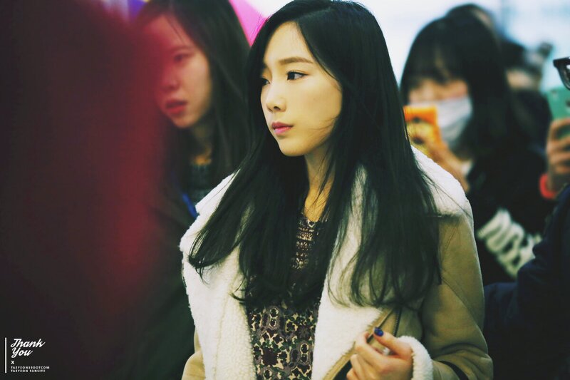 150114 Girls' Generation Taeyeon at Gimpo Airport documents 10