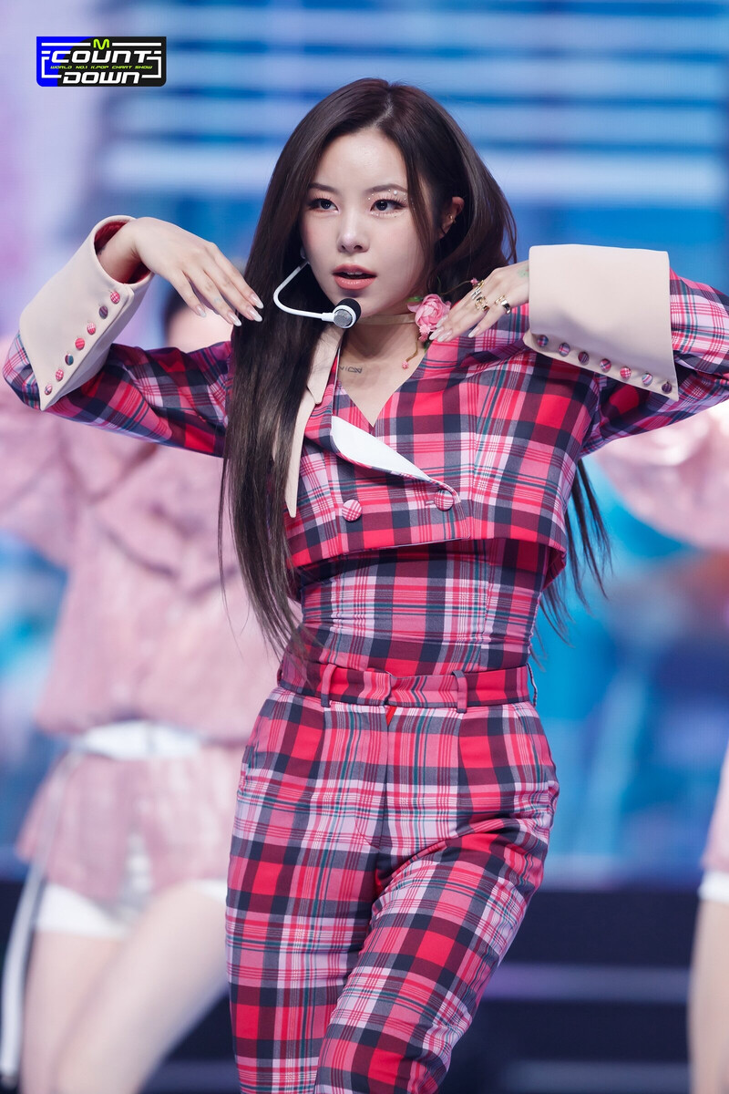 220127 Whee In - 'Make Me Happy' at M COUNTDOWN documents 15