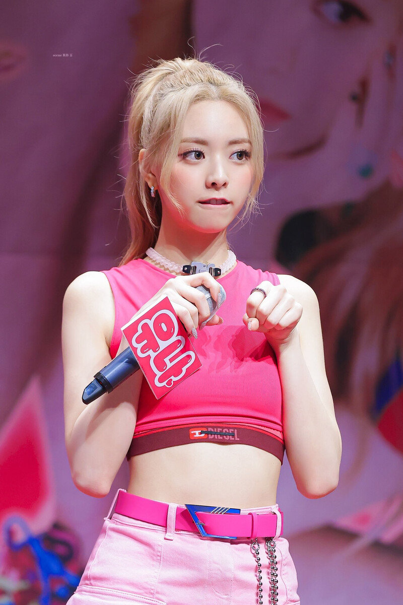 220723 ITZY Yuna - Fansign Event documents 9