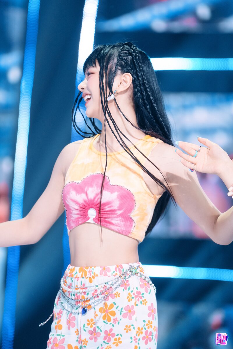 220821 NewJeans Hanni - 'Attention' at Inkigayo documents 5