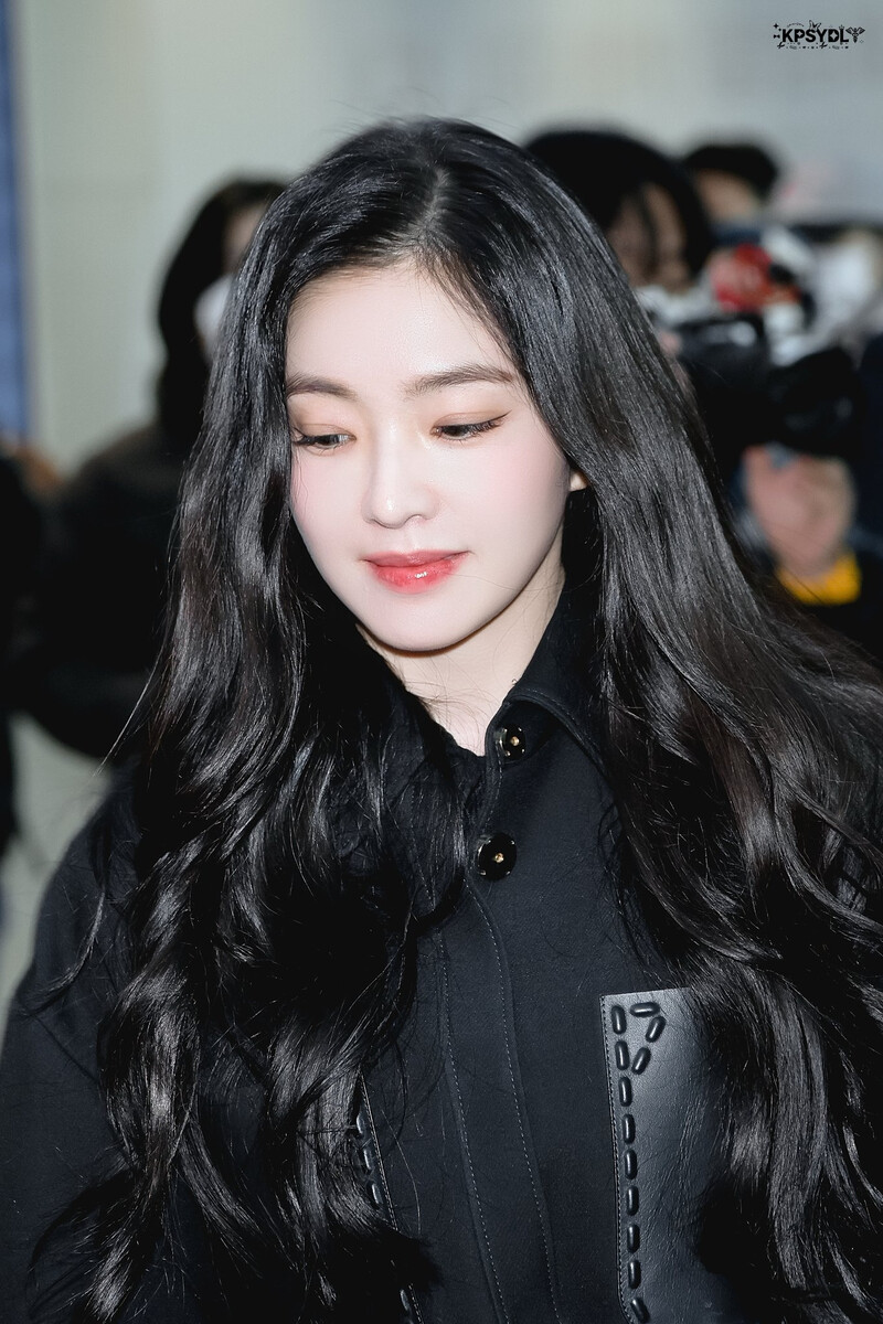 241227 Red Velvet Irene at Incheon Airport documents 3