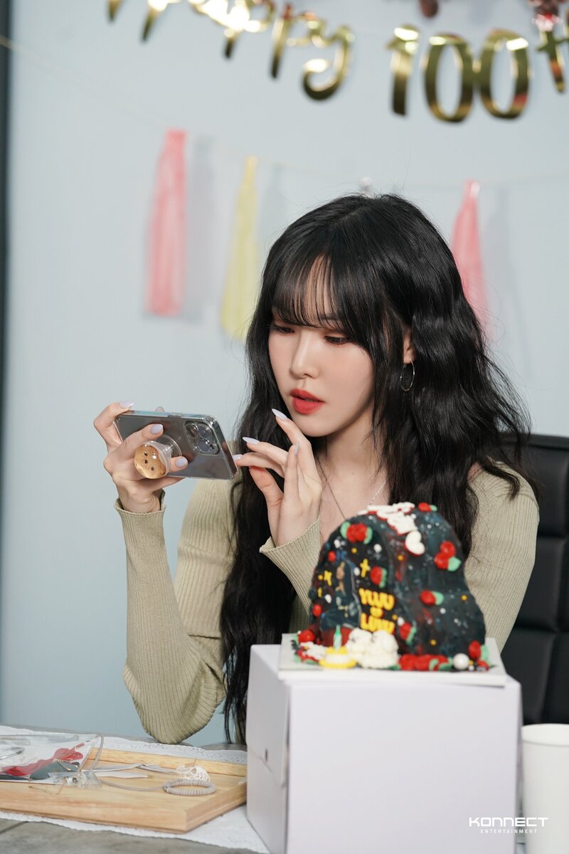 220511 Konnect Entertainment - Yuju at 100th Day Celebration Behind the Scenes documents 7
