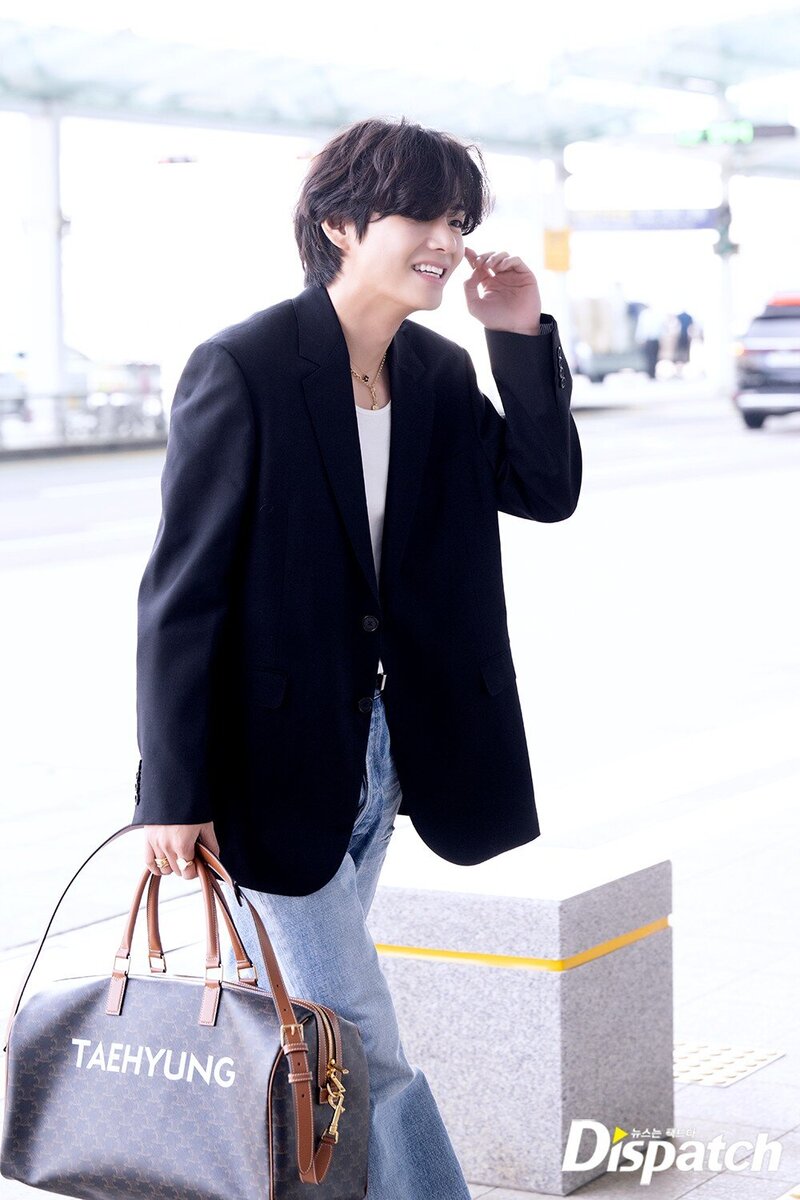 230515 BTS V at Incheon International Airport documents 9