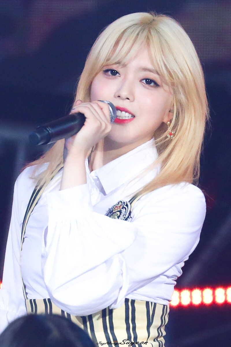 180914 Weki Meki Suyeon at Fever Festival documents 5