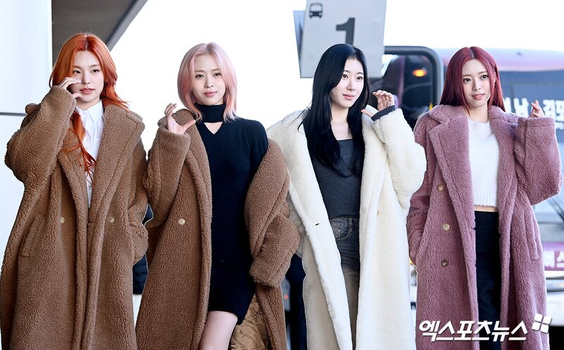 231201 ITZY at Gimpo International Airport documents 2