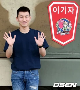 Eunkwang Entering Military Service