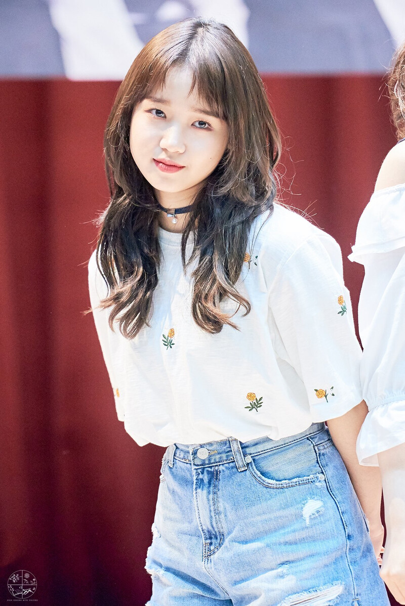 180429 Weki Meki Yoojung at Hongdae 'Lucky' Fansign documents 2