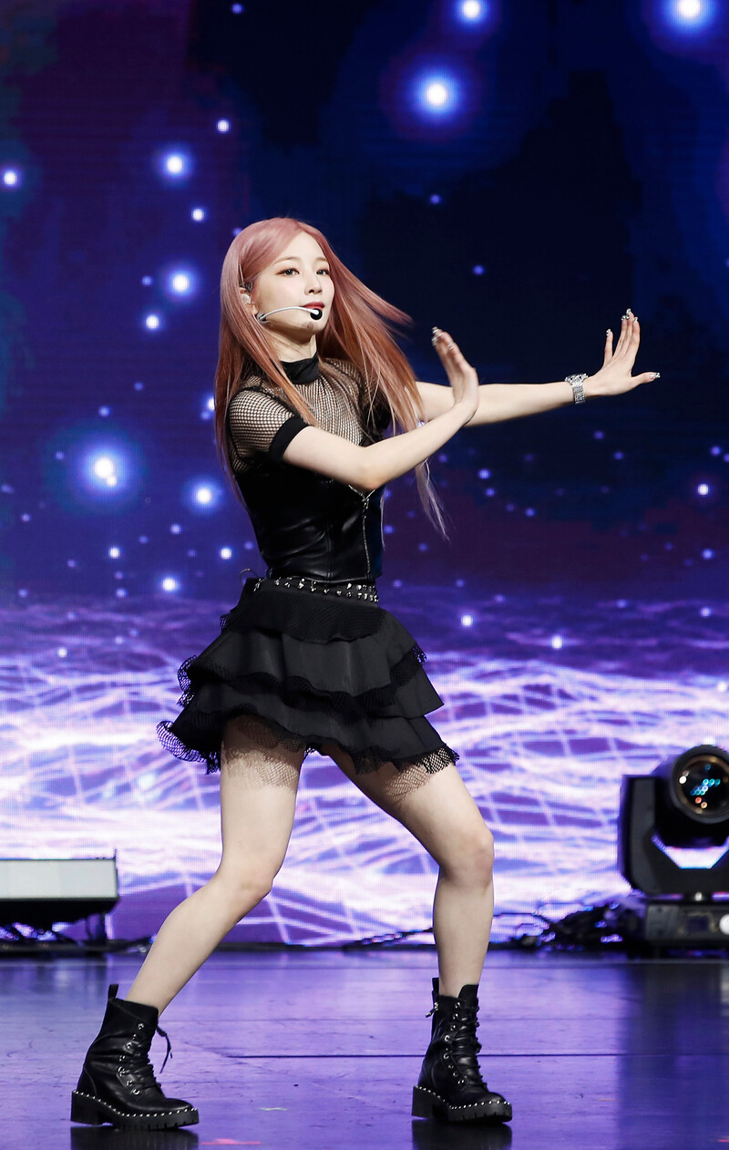 220228 Rocket Punch Yeonhee - 'YELLOW PUNCH' Comeback Showcase documents 12