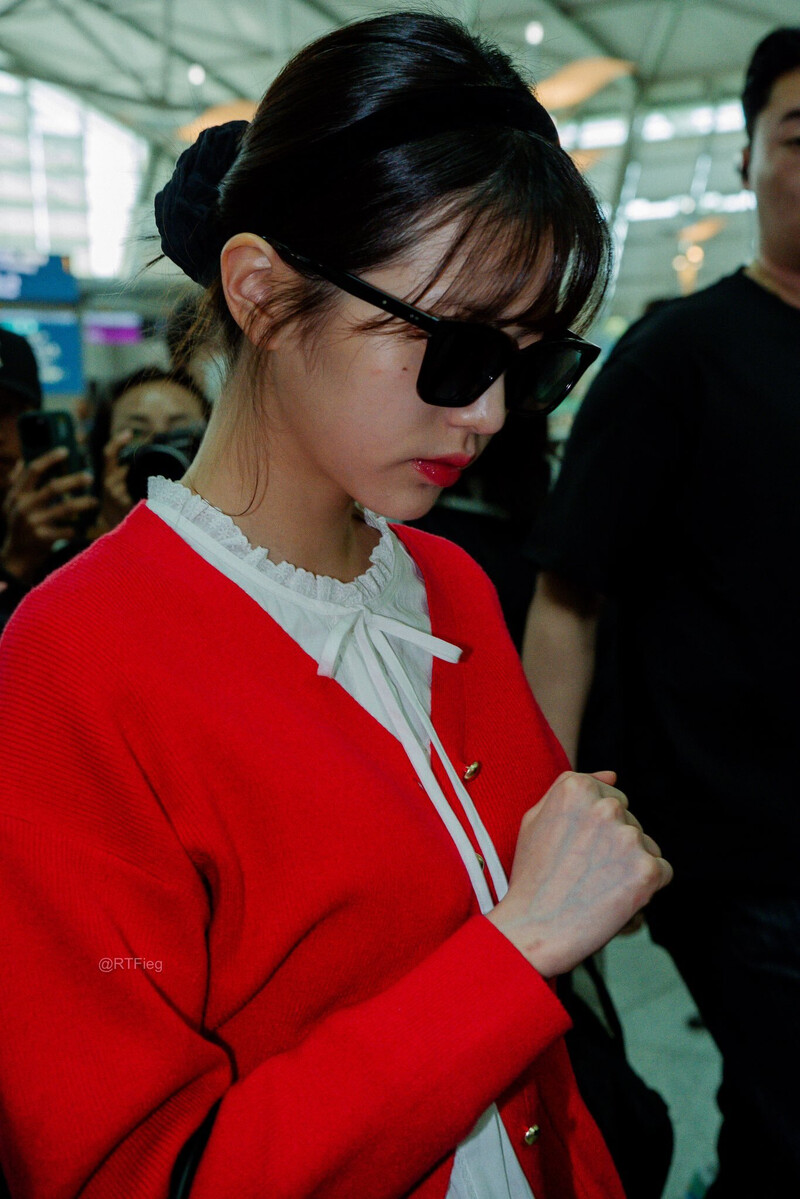 240603 IVE Wonyoung at Incheon International Airport documents 3