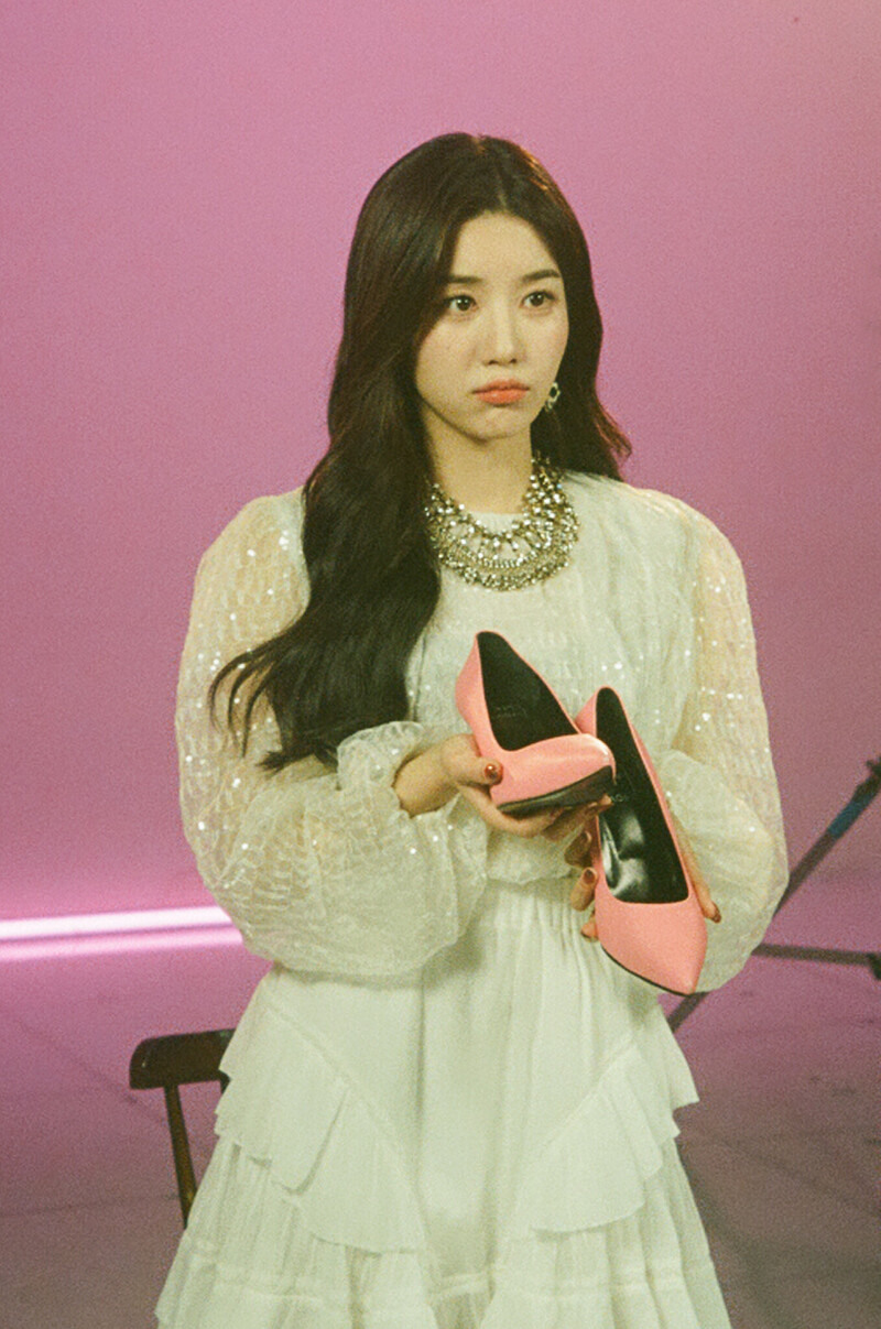 210930 MPD Twitter Update - September Film Camera - Kwon Eunbi documents 3