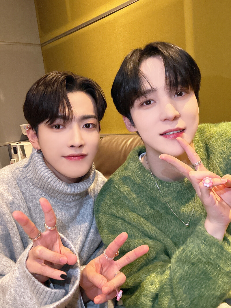 230125 ATEEZ Twitter Update - ‘IDOL RADIO’ DJ Yunho and Hongjoong Behind Photos documents 1