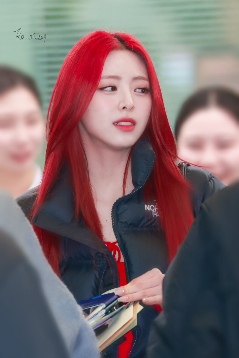 240217 ITZY Yuna at Incheon International Airport documents 3