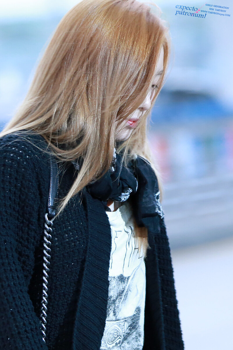 130408 Girls' Generation Taeyeon at Incheon Airport documents 3