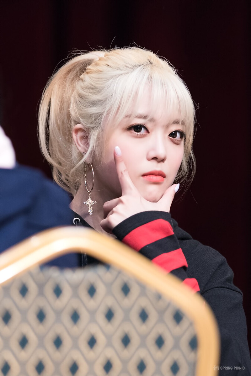 181013 Weki Meki Suyeon at 'KISS, KICKS' Myungdong Fansign documents 1