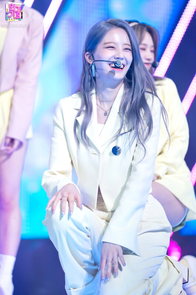 210912 fromis_9 'Talk & Talk' at Inkigayo documents 25
