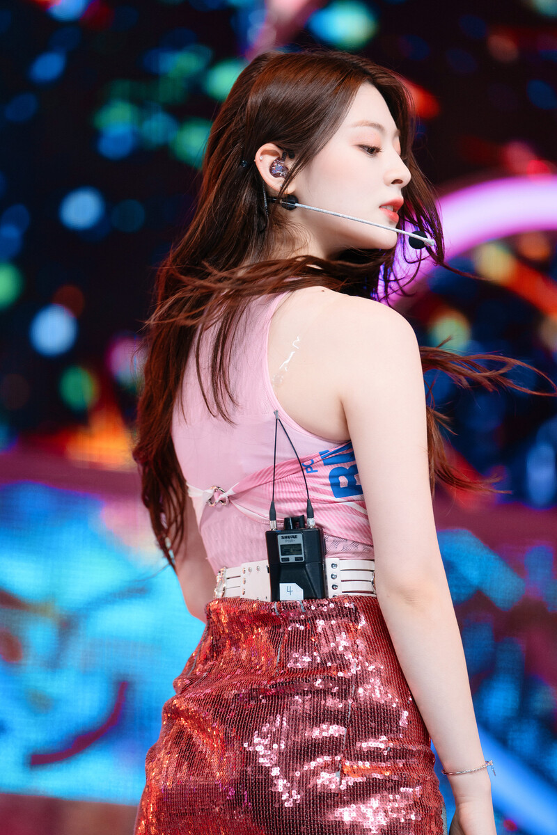 220227 STAYC Seeun at Inkigayo documents 4