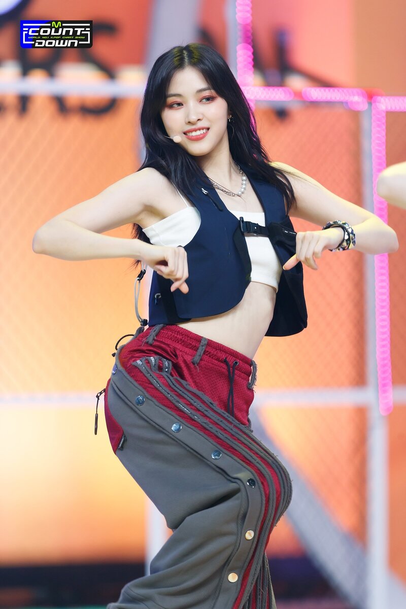 220721 ITZY Ryujin - 'SNEAKERS' at M Countdown documents 12