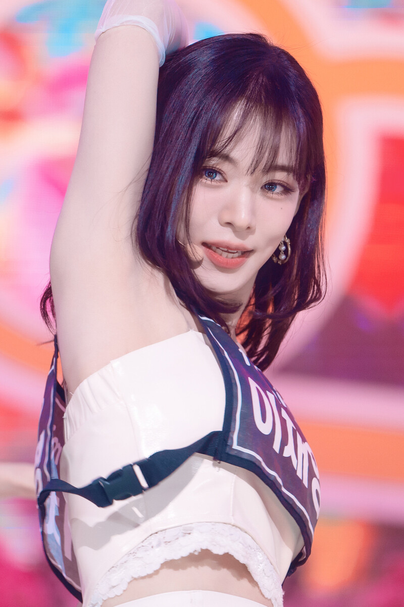 220123 fromis_9 Chaeyoung - 'DM' at Inkigayo documents 5