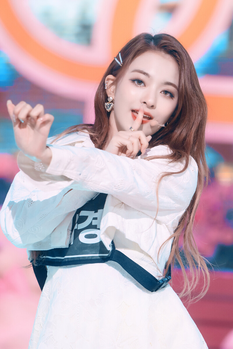 220123 fromis_9 Nagyung - 'DM' at Inkigayo documents 2