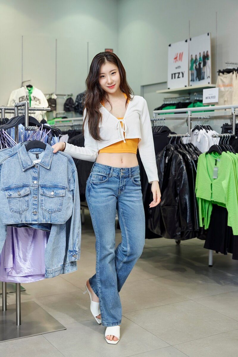 220422 ITZY at H&M Department Store documents 16