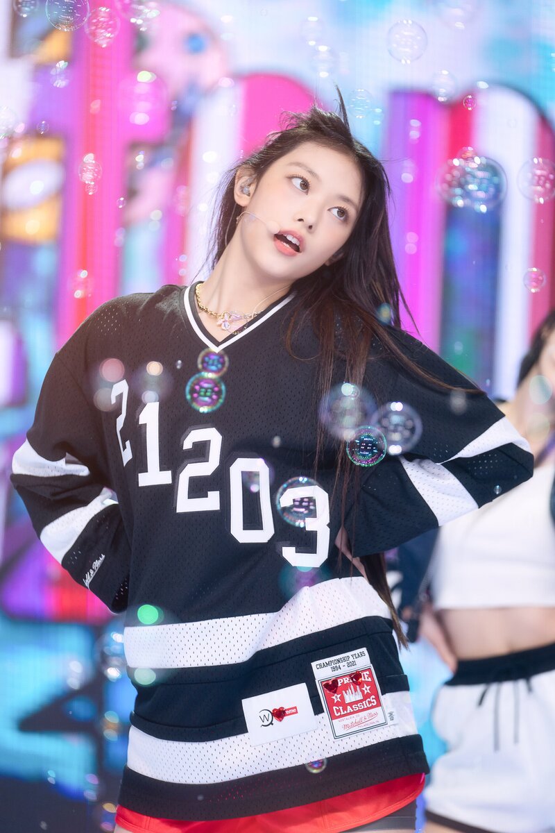 220807 NewJeans Haerin 'Attention' at Inkigayo documents 21