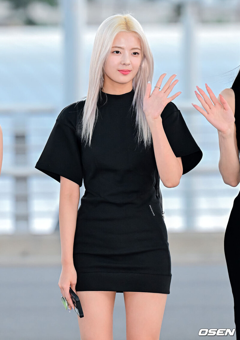 230819 ITZY Lia at Incheon International Airport documents 3