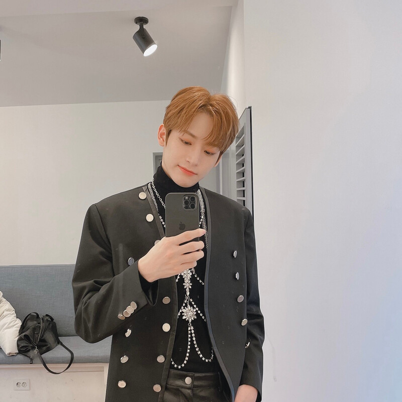 221201 CRAVITY Twitter Update - Jungmo documents 2