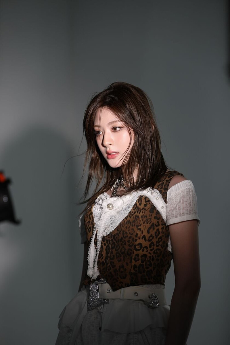 240701 Genie Magazine - STAYC - 'Metamorphic' Jacket Shoot Behind documents 4