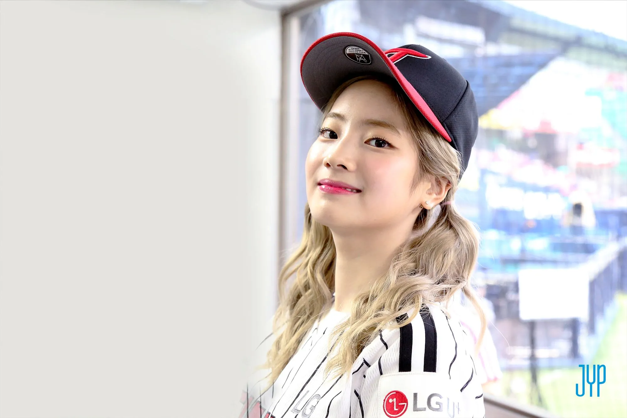 Dahun threw the opening pitch for LG Twins! - Twice Portal