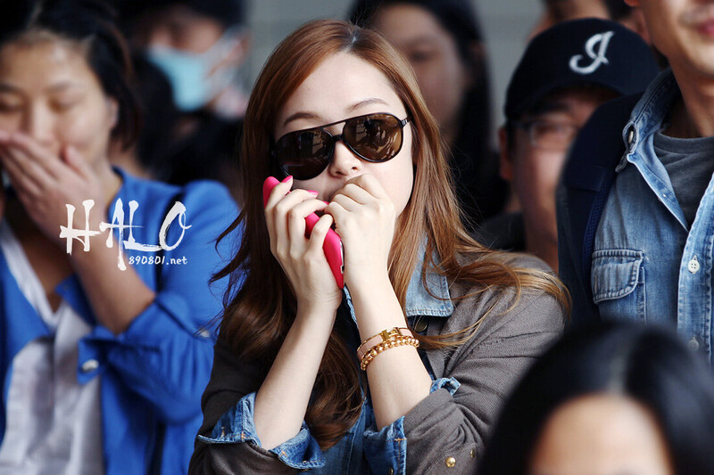 121006 Girls' Generation Jessica at Gimpo Airport documents 1