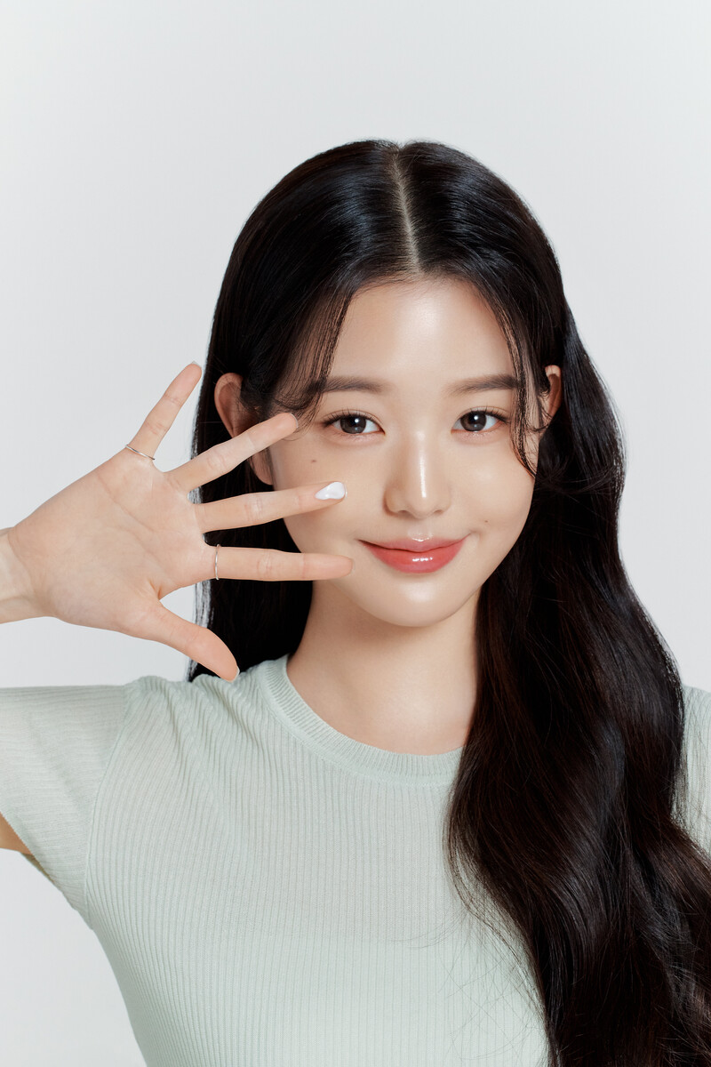 Wonyoung for Innisfree 'Green Tea Seed Sereum' kpopping