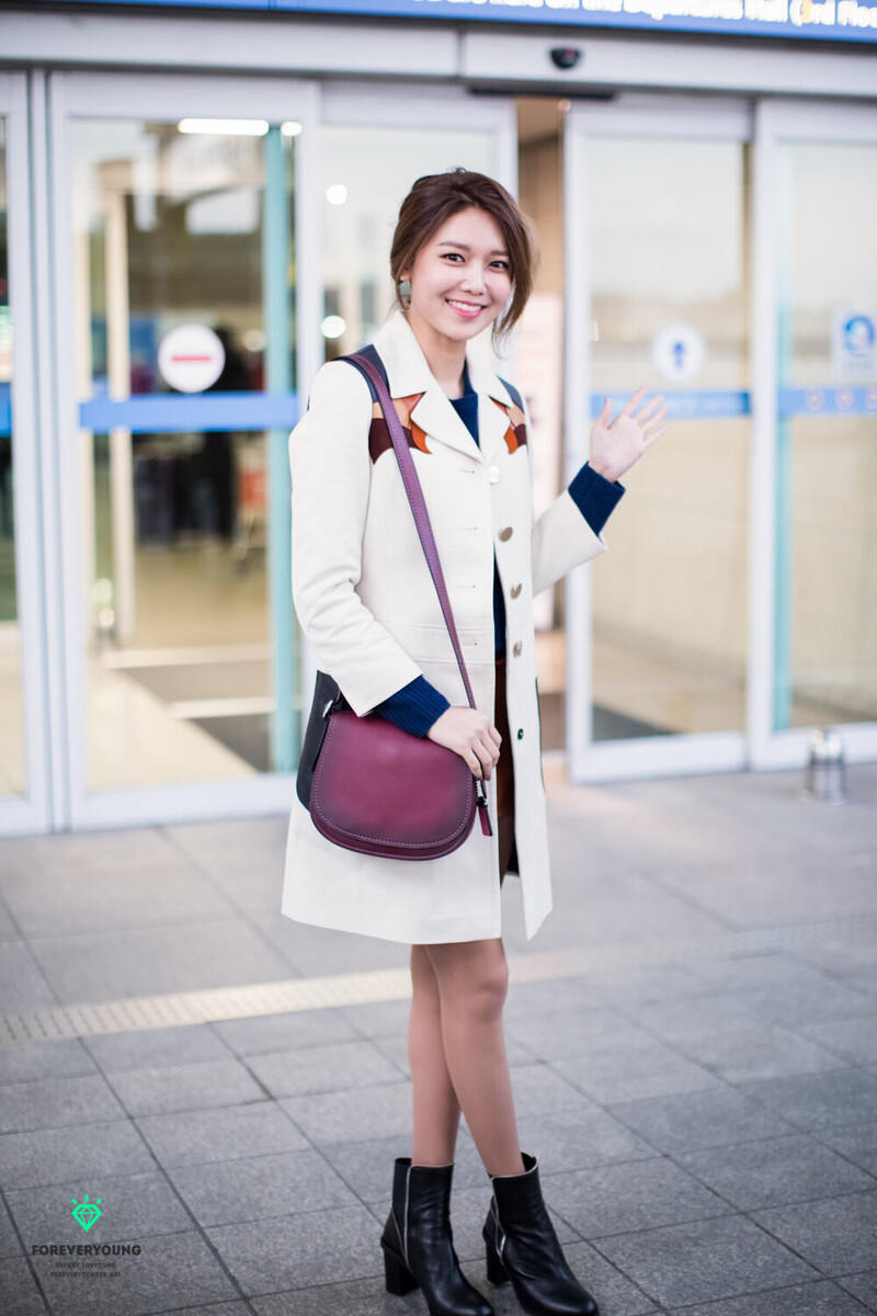 160215 Girls' Generation Sooyoung at Incheon Airport documents 1