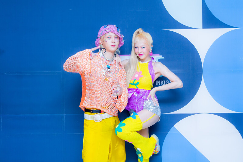 210919 SBS Twitter Update - HyunA & Dawn at Inkigayo Photowall documents 1