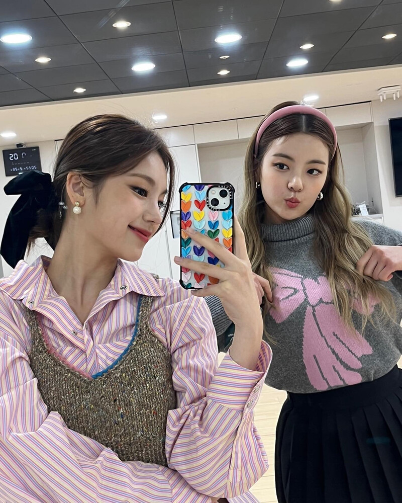 220302 ITZY Instagram Update - Yeji & Lia documents 1