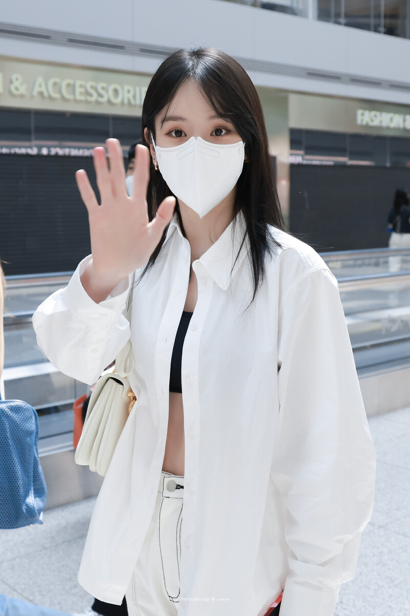 220817 WJSN Seola at Incheon Airport heading to the United States for KCON 2022 LA documents 3