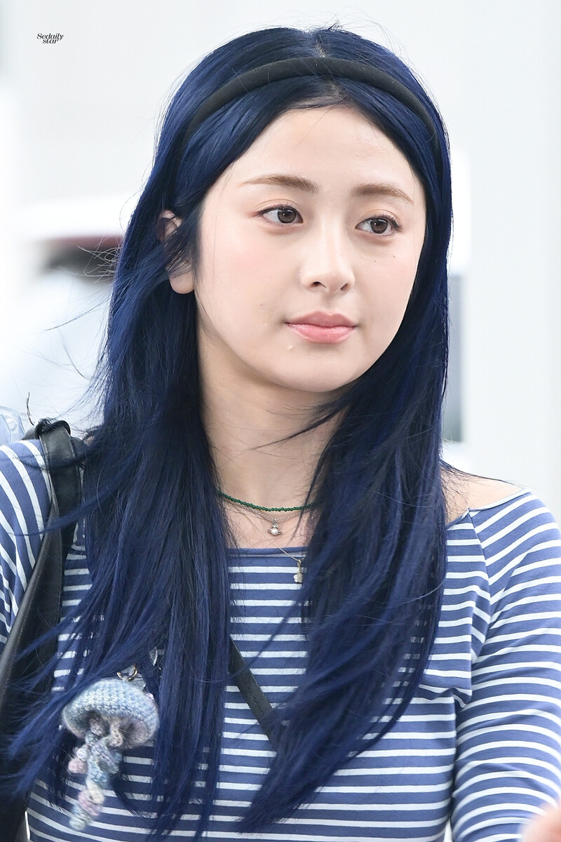 240729 LE SSERAFIM Yunjin at Incheon International Airport documents 1