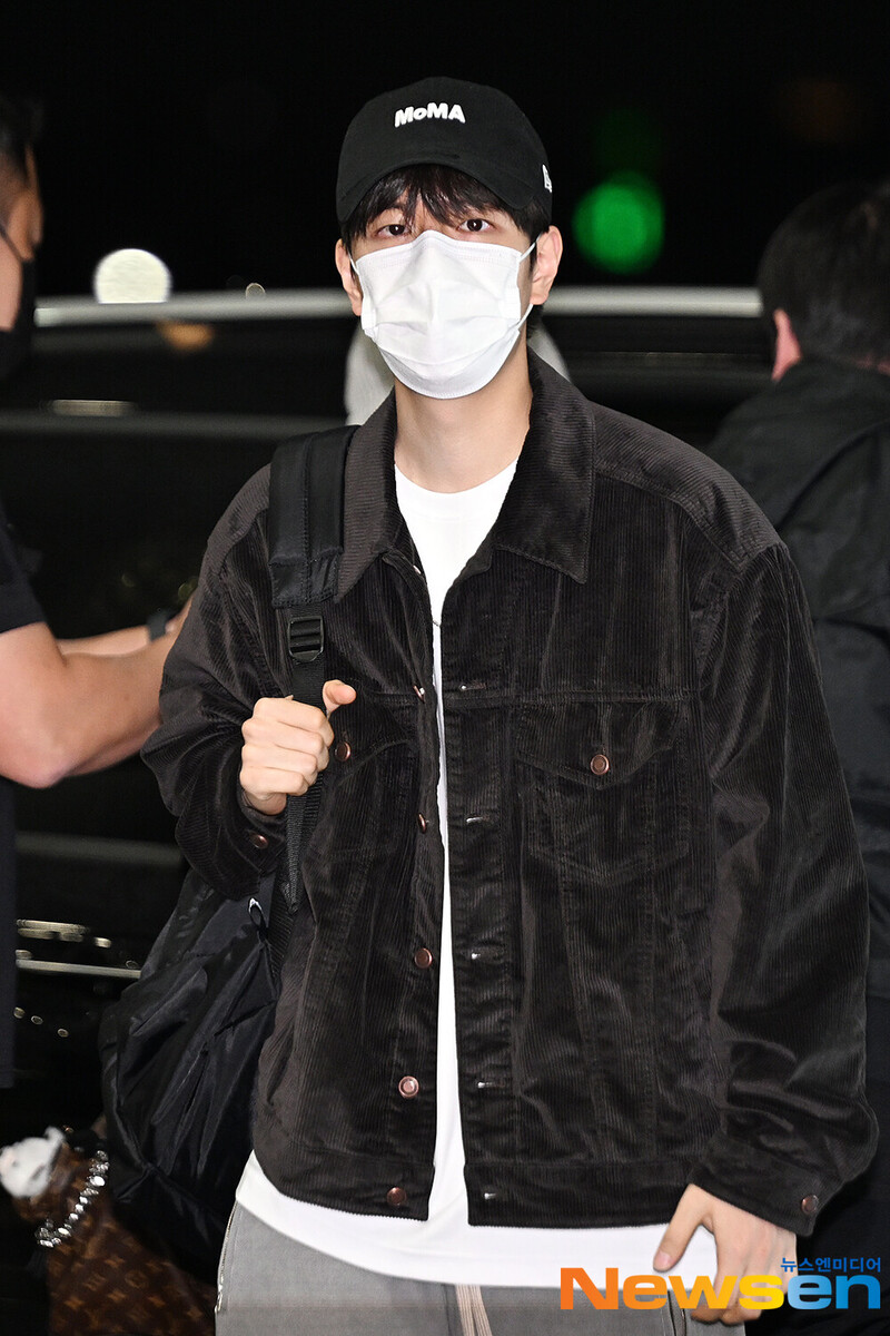 241110 SEUNGMIN at Gimpo Airport documents 1