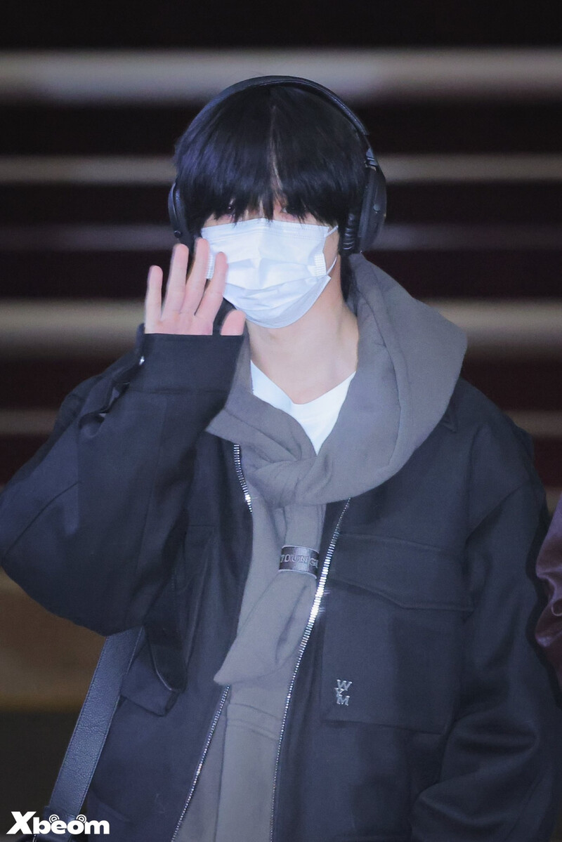 250103 TXT Beomgyu at Incheon Airport documents 4