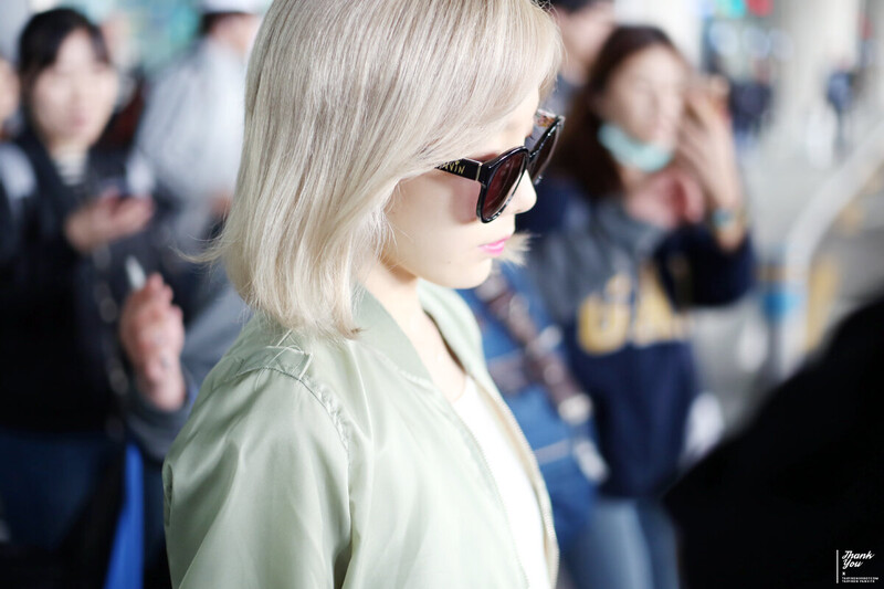 160417 Girls' Generation Taeyeon at Incheon Airport documents 8