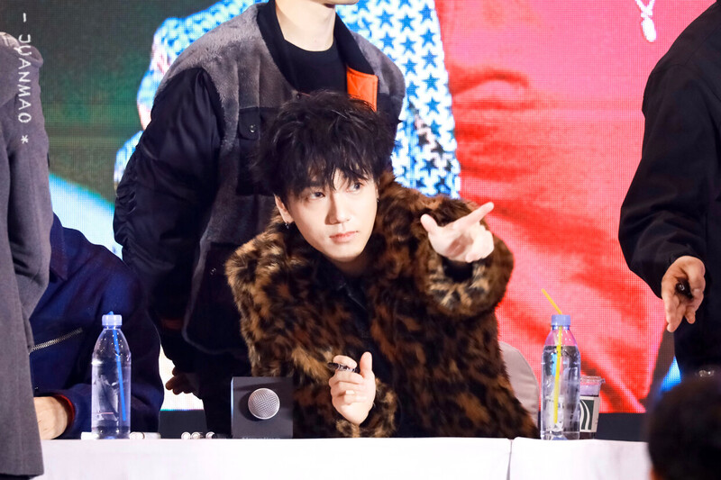 200105 Super Junior Yesung at 'Timeslip' Fansign in Chengdu documents 3
