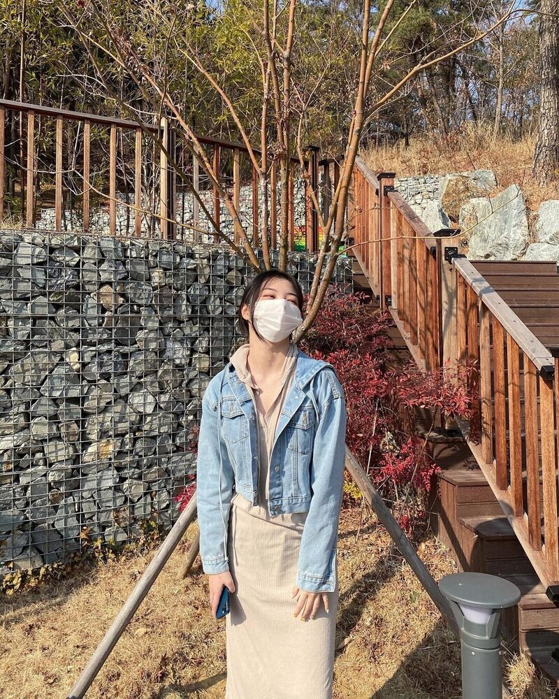 210404 Yehyeon Instagram Update documents 4