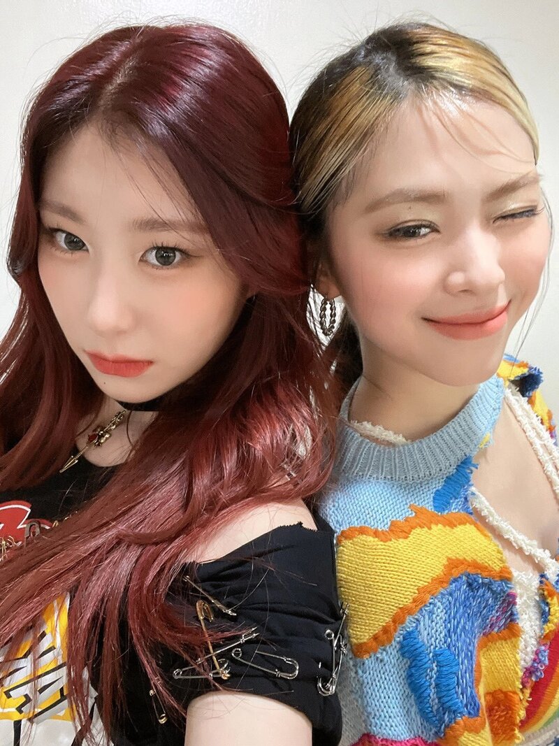 210926 ITZY Twitter Update at Inkigayo documents 4