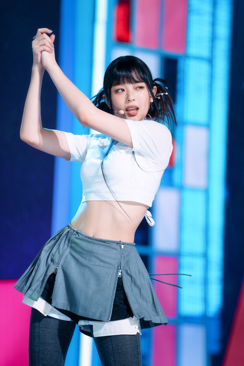 220807 NewJeans Hanni 'Cookie' at Inkigayo documents 21
