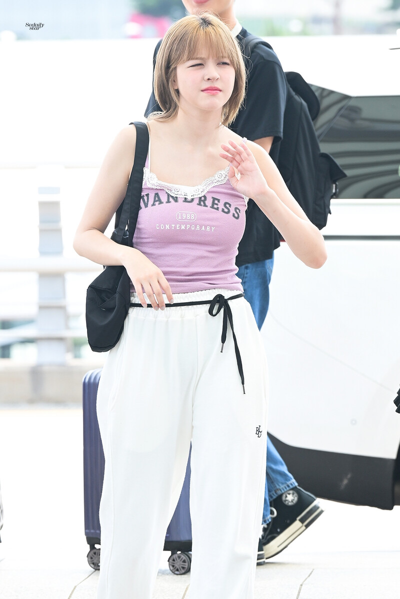 240726 NMIXX Lily at Incheon International Airport documents 2