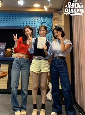220831 SBS Young Street Instagram Update with Red Velvet Wendy & Twice Jihyo, Sana